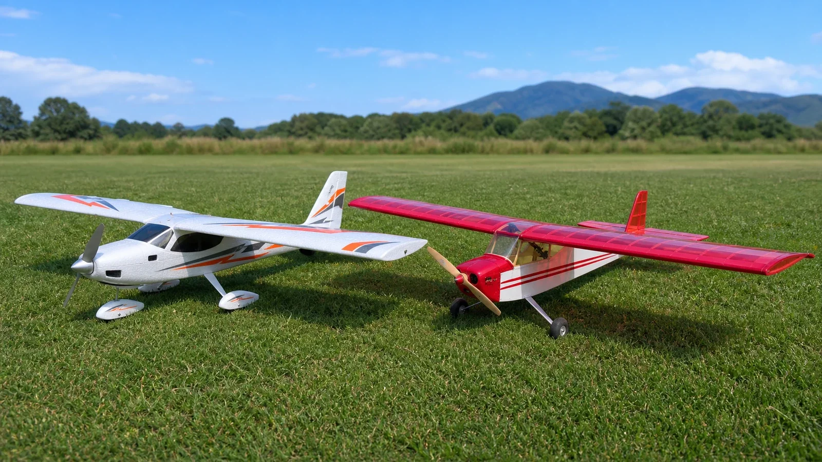Deux avions télécommandés côte à côte, l'un en mousse EPP, l'autre en balsa entoilé