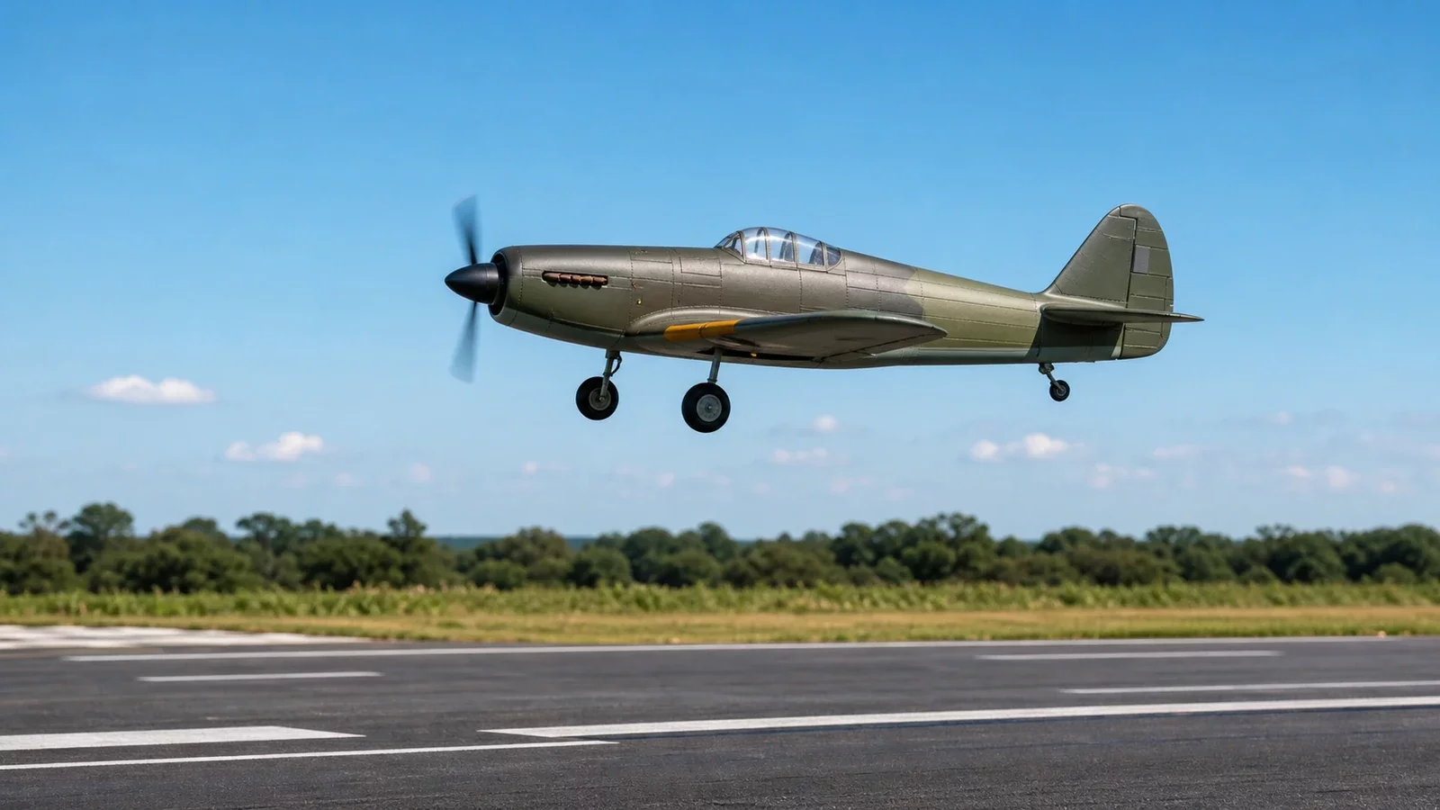 Un warbird télécommandé de type chasseur ancien en vol à basse altitude