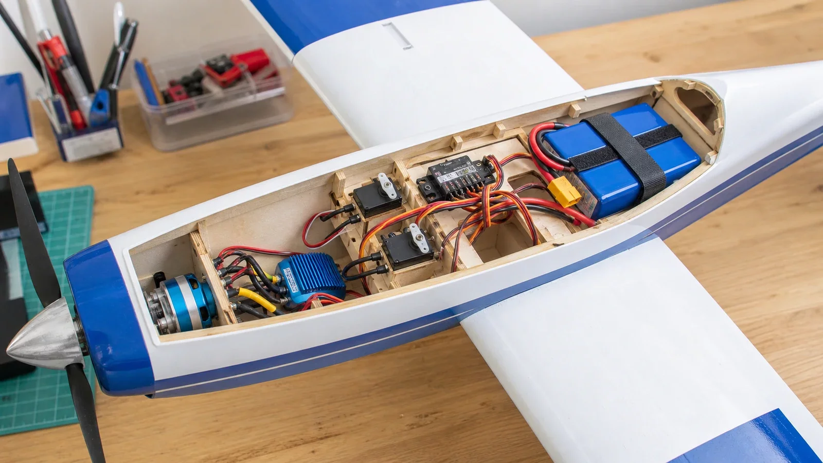 Éléments internes d'un avion télécommandé : servos, récepteur, moteur